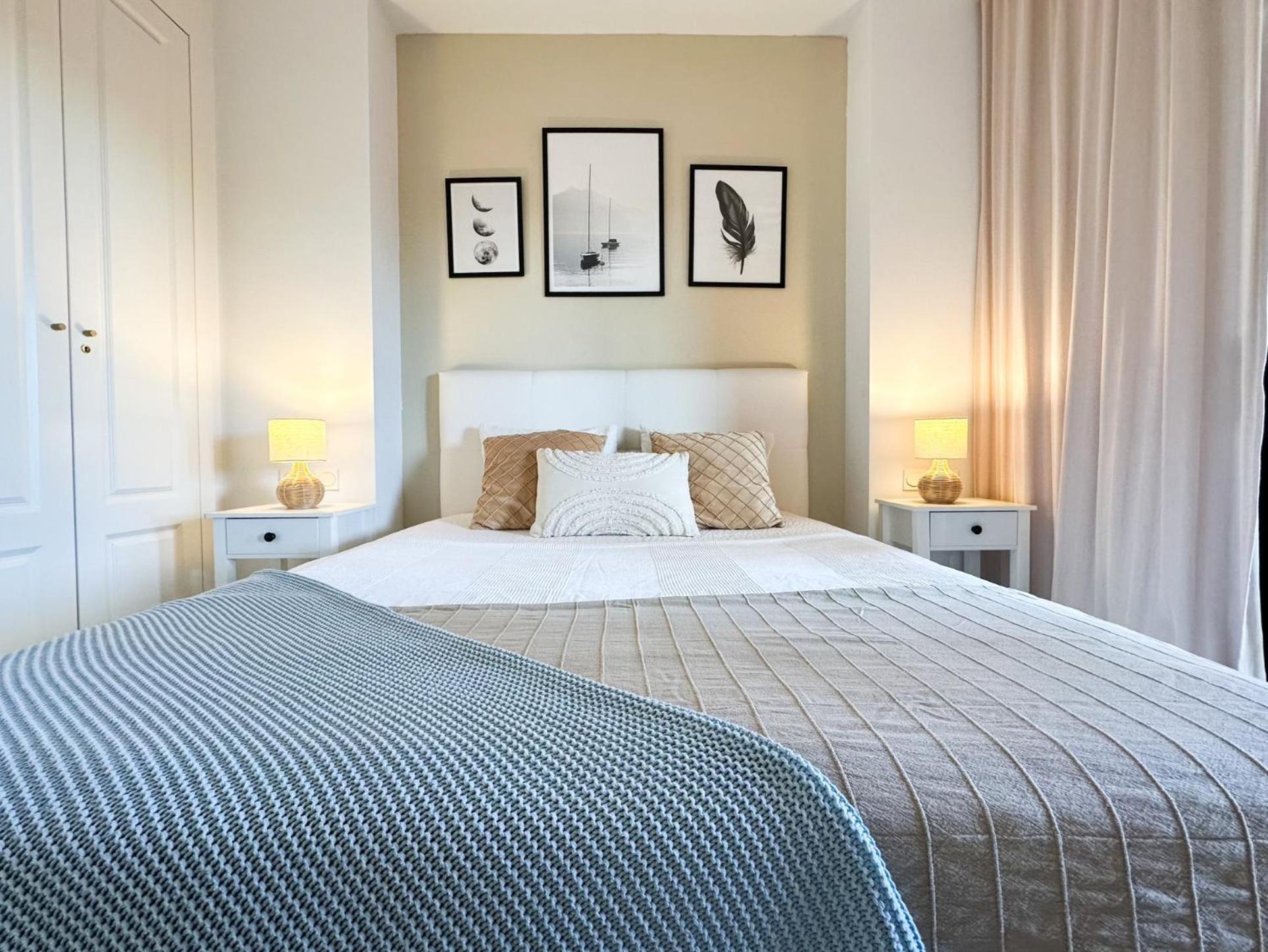 Hola! Apartments At Coto Real 마닐바 외부 사진